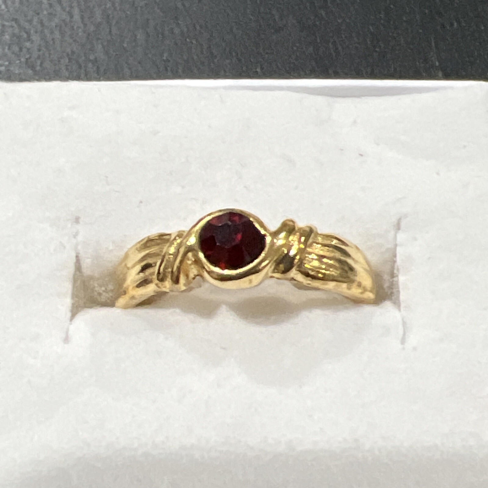 Modern ring size 6.5 red stone unbranded estate jewelry