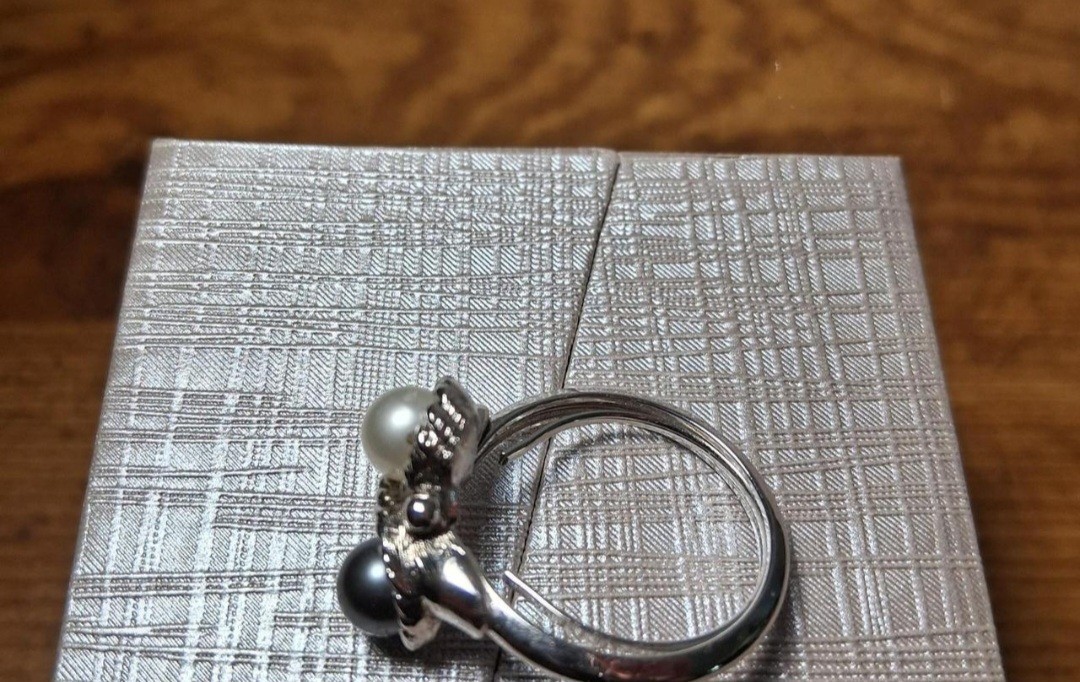 Vintage Avon Ring with Faux Black & White Pearl. Size 7 Silver Tone