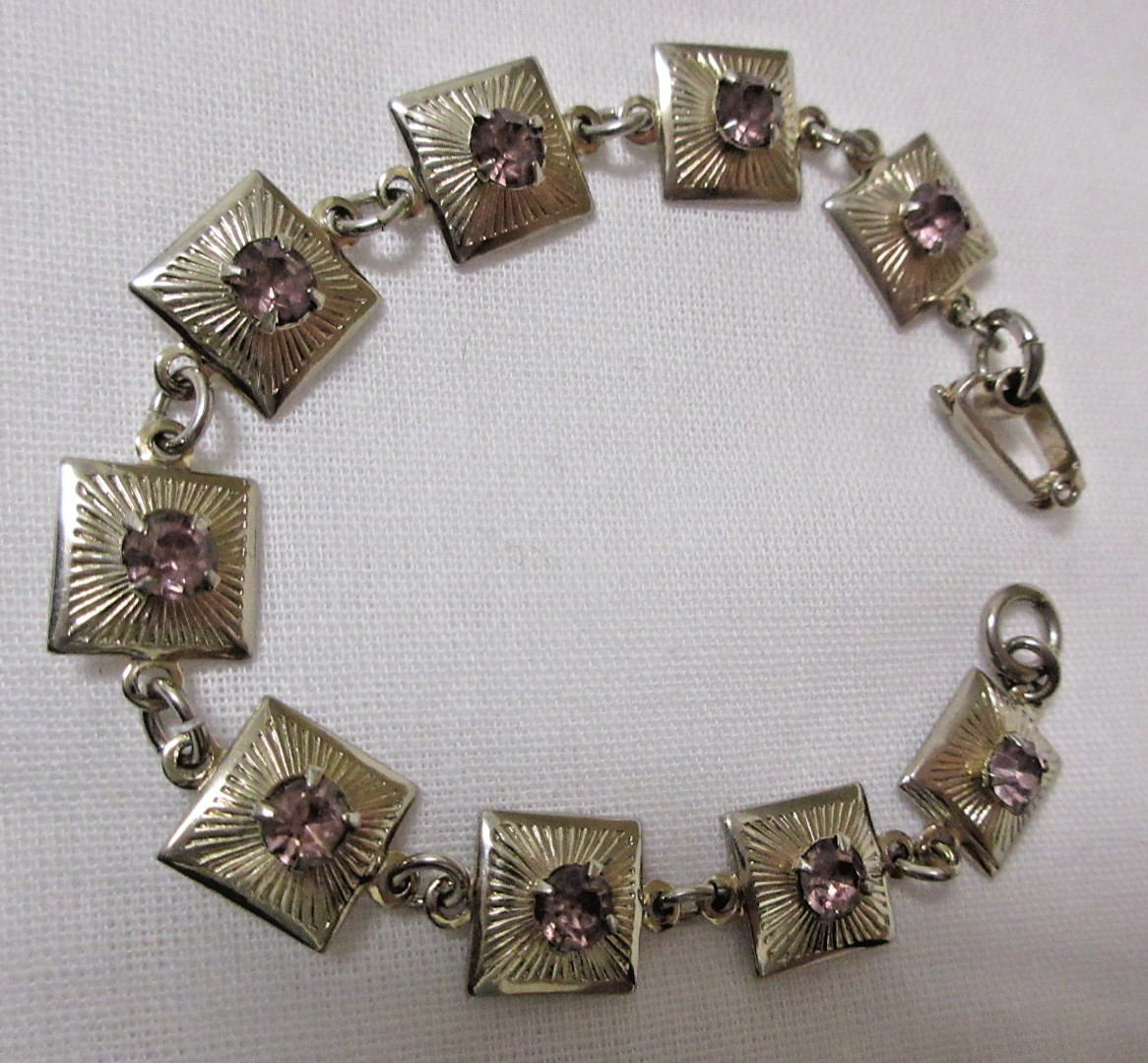 Vintage Gold Tone Light Purple Rhinestone Link Bracelet 6″ – No Metal Wear
