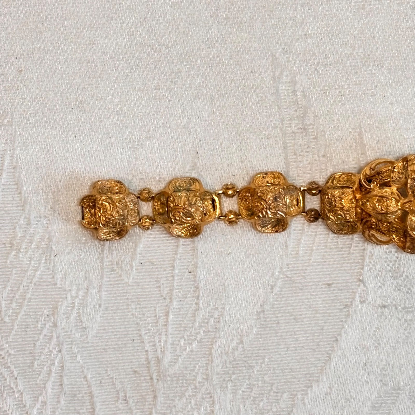 BRACELET goldtone metal temple lightweight box clasp NO BELL vintage 6 1/4″ circ