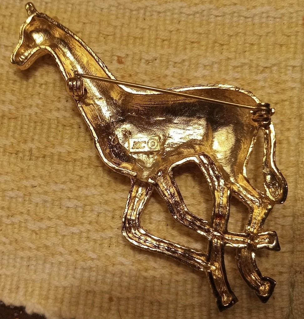 Vintage Kenneth Cole Giraffe Pin Brooch. Signed KC Gold Tone w Enamel Accents