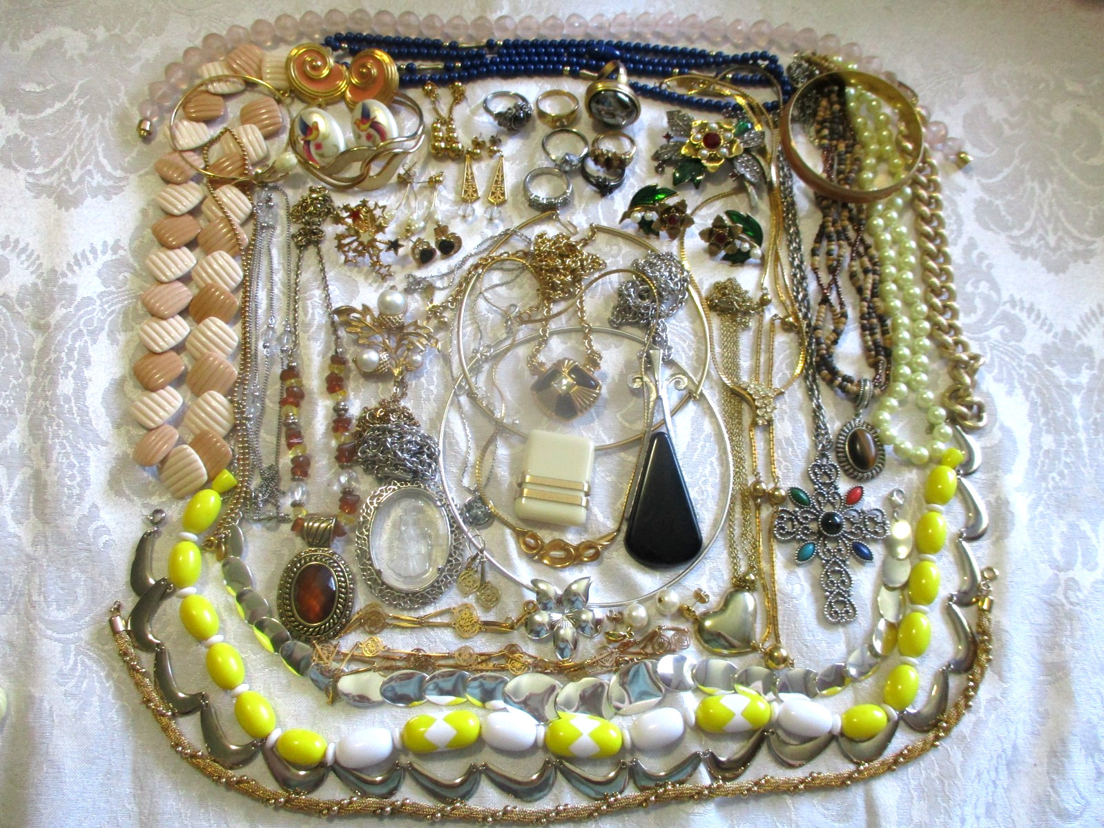 VINTAGE JEWELRY LOT 50 ALL SIGNED AVON NECKLACE BRACELET BROOCH PIERCED EARRINGS