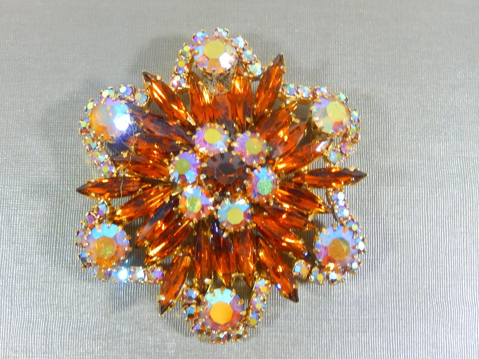 VINTAGE HIGH END ELONGATED MARQUISE & AB RHINESTONE RUFFLED GOLD TONE BROOCH