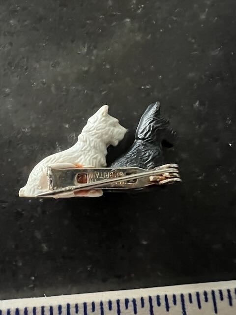 Vintage 2 SCOTTIE TERRIER DOGS *BLACK-WHITE *PIN-BROOCH *GREAT BRITAIN *C CLASP
