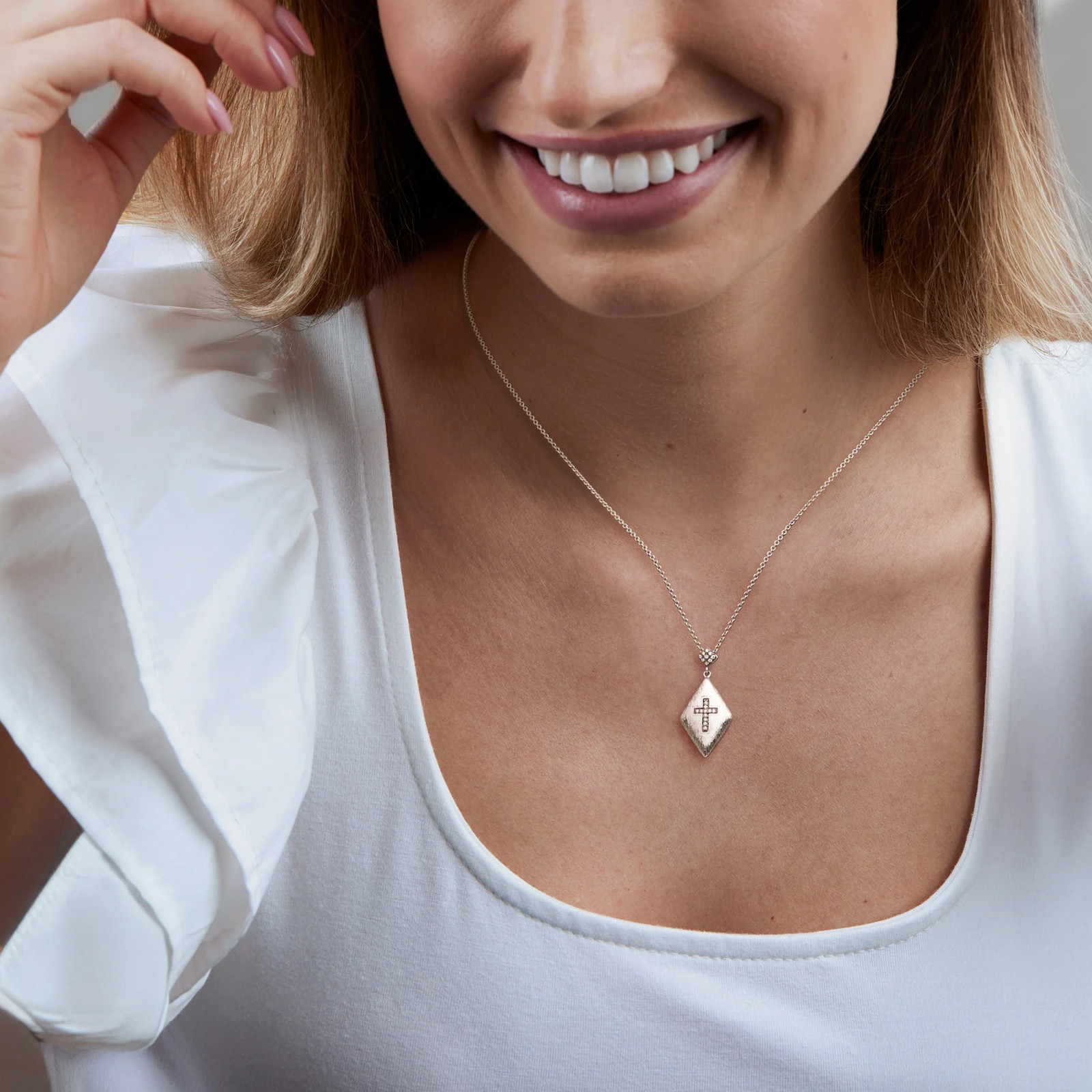 Vint Diamond Cross Ncklc in 18k White Gold 17 inches