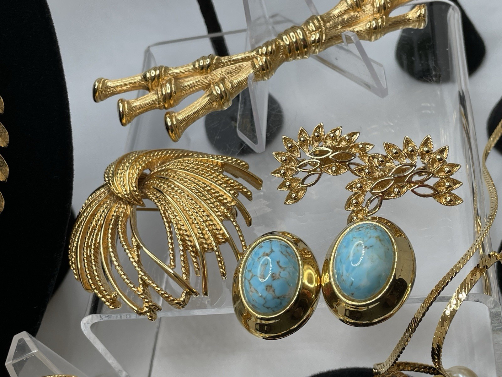 29 Pcs Vintage Gold Tone High End Jewelry Brooch Necklace Earrings Bracelet Lot