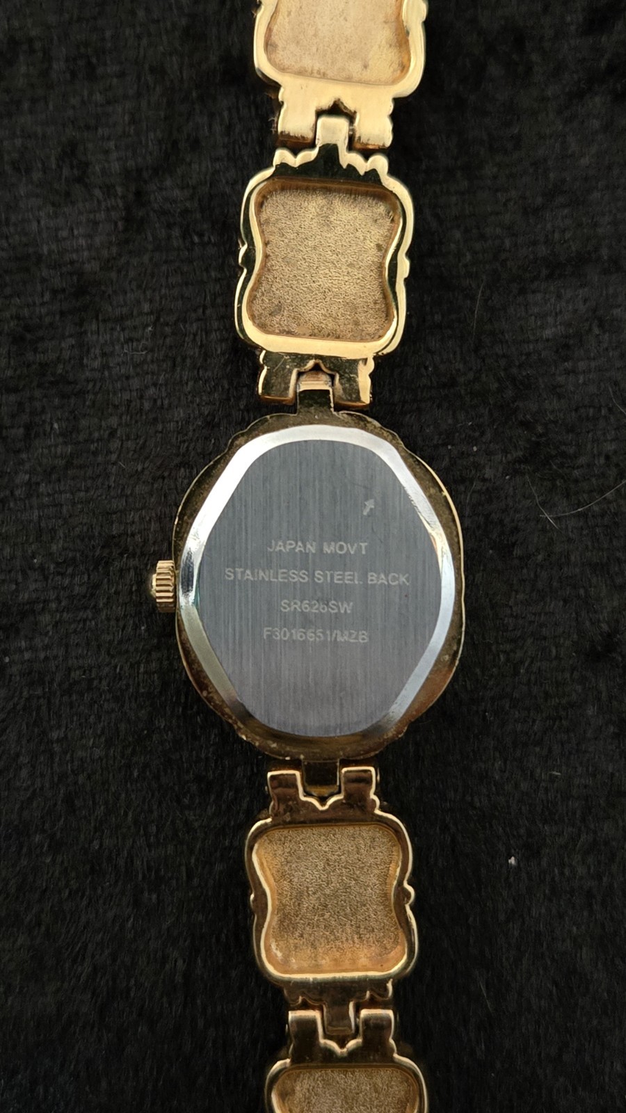 Women’s Gold Tone Cameo Bracelet Wristwatch Quartz Analog Oval Dress Watch