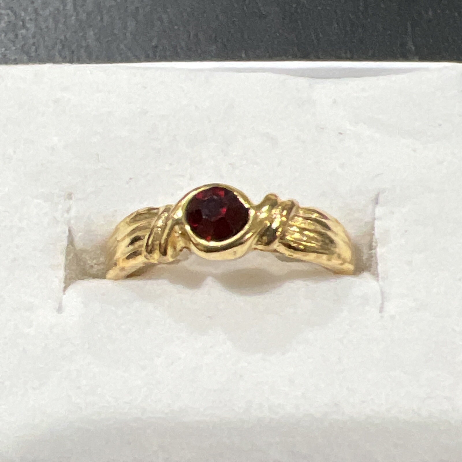 Modern ring size 6.5 red stone unbranded estate jewelry