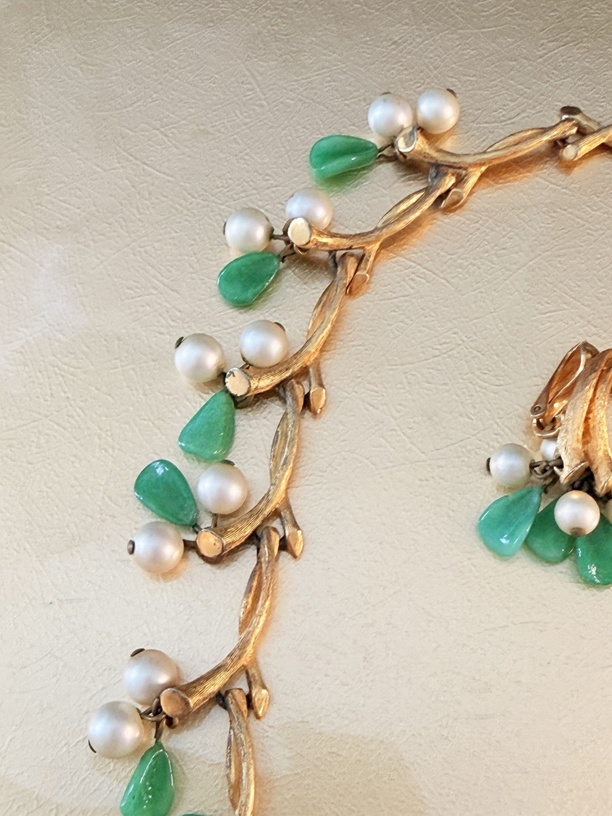 KRAMER VTG Signed Gold Tone Faux Pearl Jade Dangle Branch Link Necklace Earrings