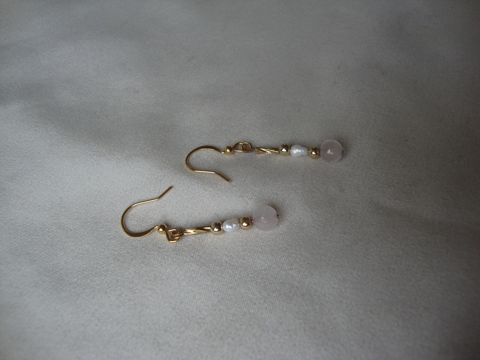 VTG HANDMADE 6MM ROSE QUARTZ RICE PEARL YELLOW GOLD PLATED DANGLE HOOK EARRINGS