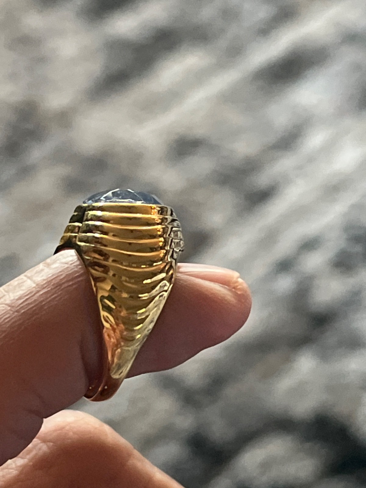 Unsigned Vintage 1987 Avon Bold Sparkle Heart Ring Ribbed Band Heart Stone sz5