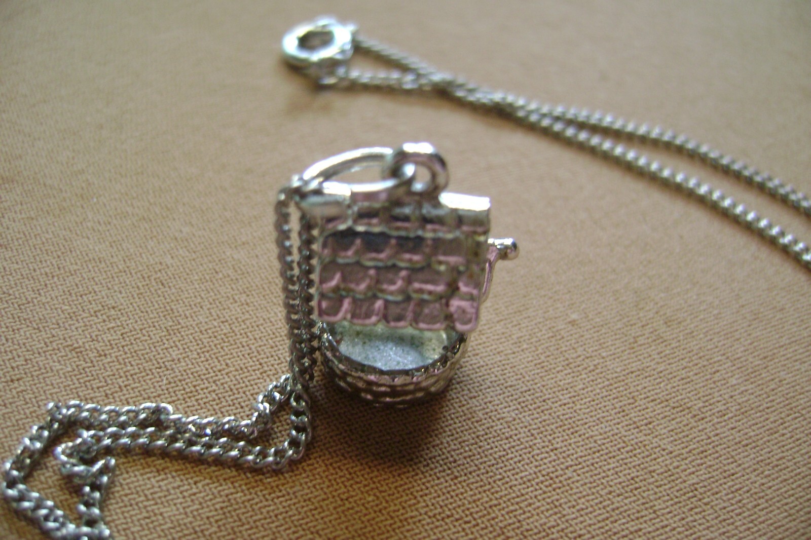 VINTAGE WISHING WELL GOOD LUCK SILVER TONE CHAIN CHARM PENDANT NECKLACE!!!