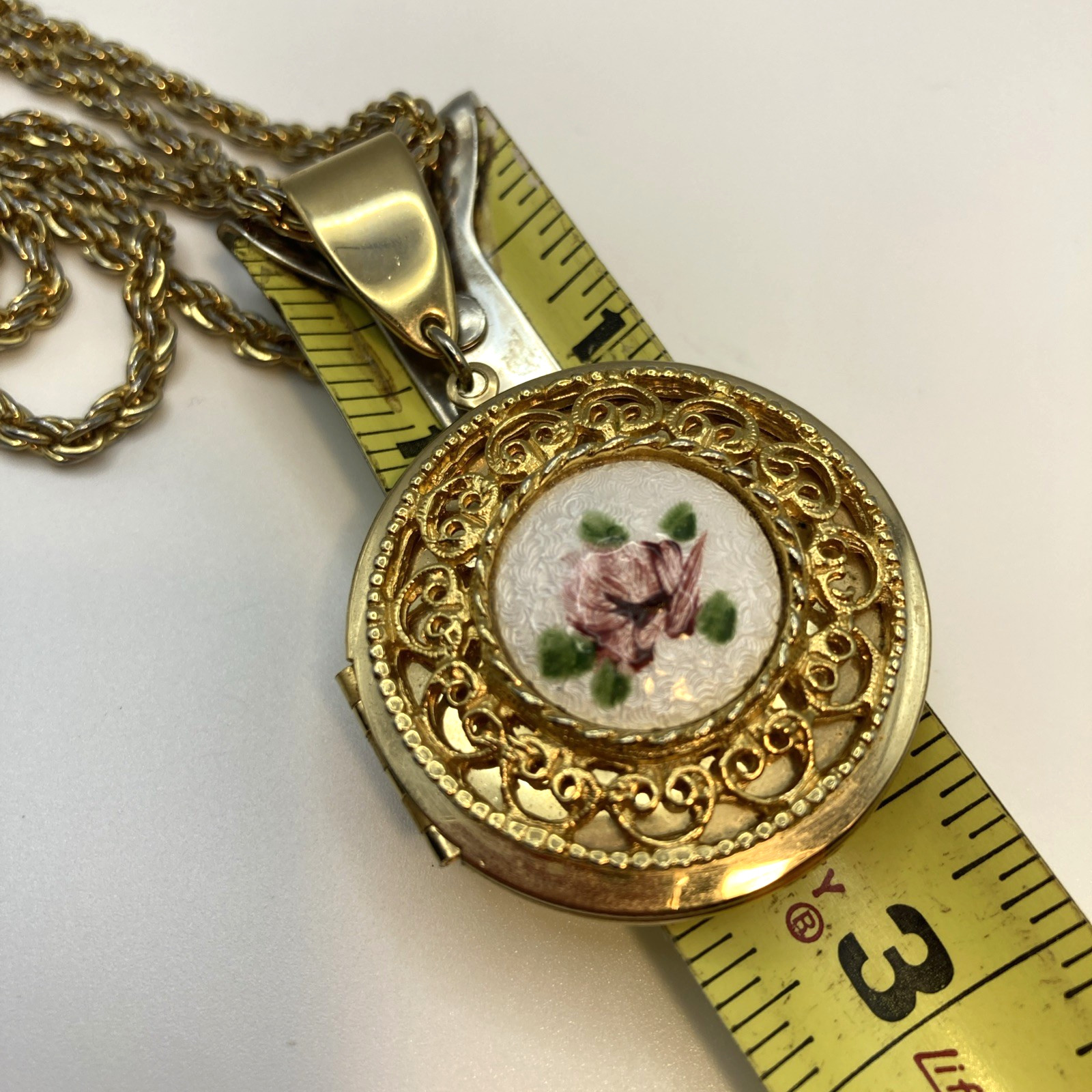 Vintage Unsigned Guilloche Gold Tone Enamel Rose Locket With 26” Chain
