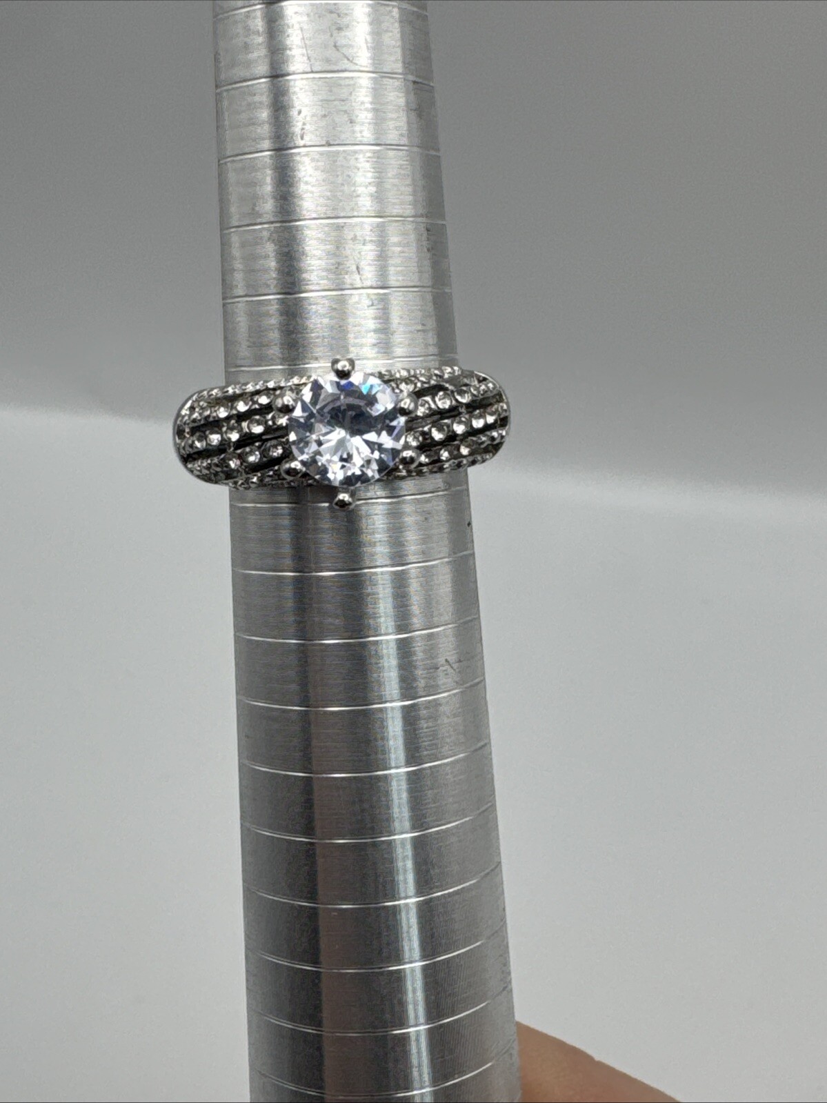 Jw1 Large Solitaire Gem With Smaller Gems Costume Fashion Ring Size 8.5 d47