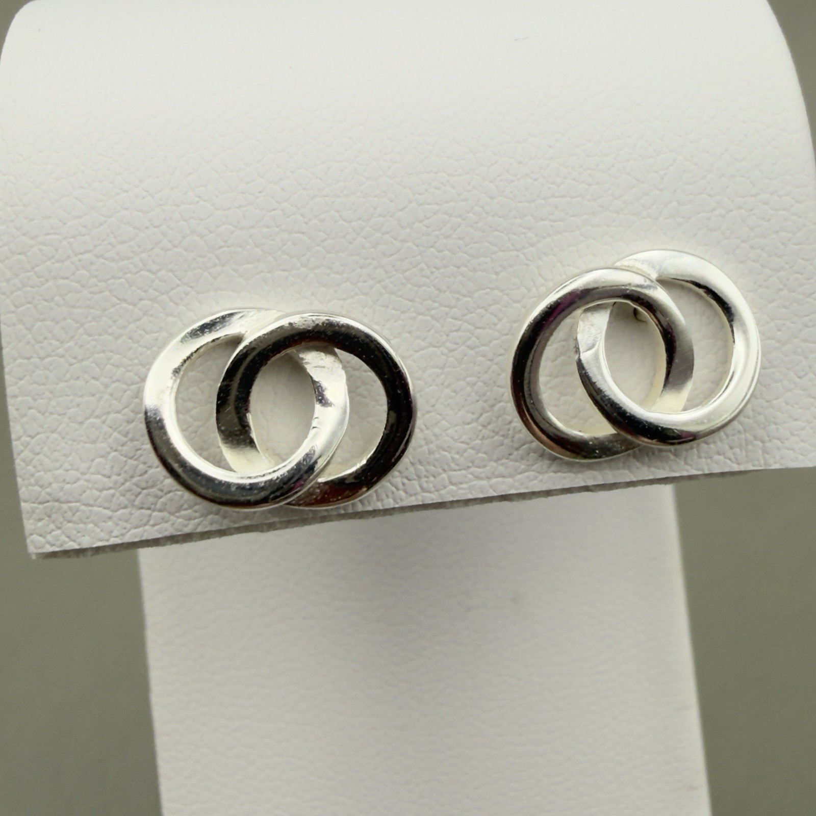925 Sterling Silver Interlocking Circle Stud Earrings Dainty Modern Minimalist
