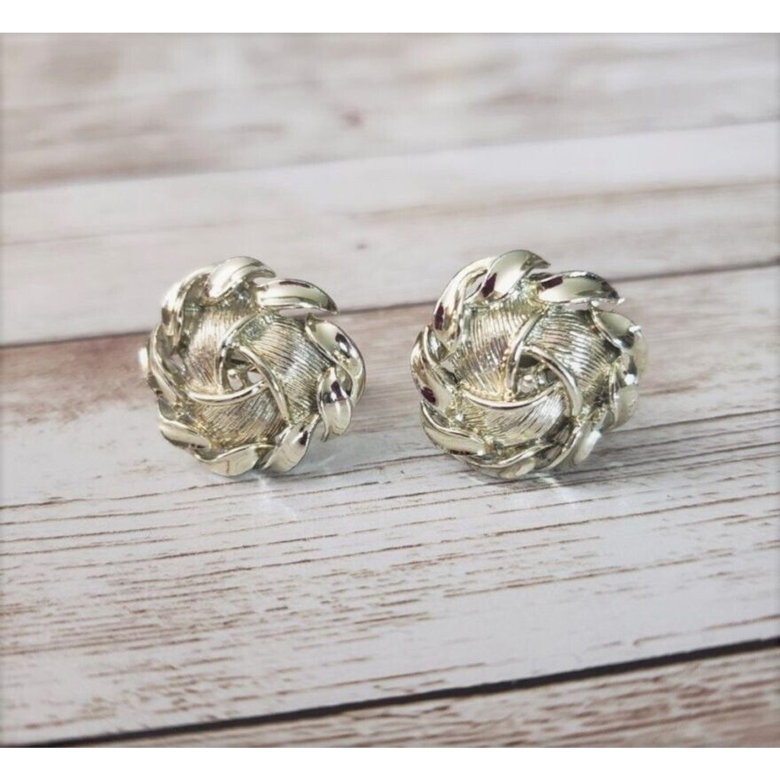 Vintage Lisner Screw On Earrings – Fancy Circular Light Gold Tone