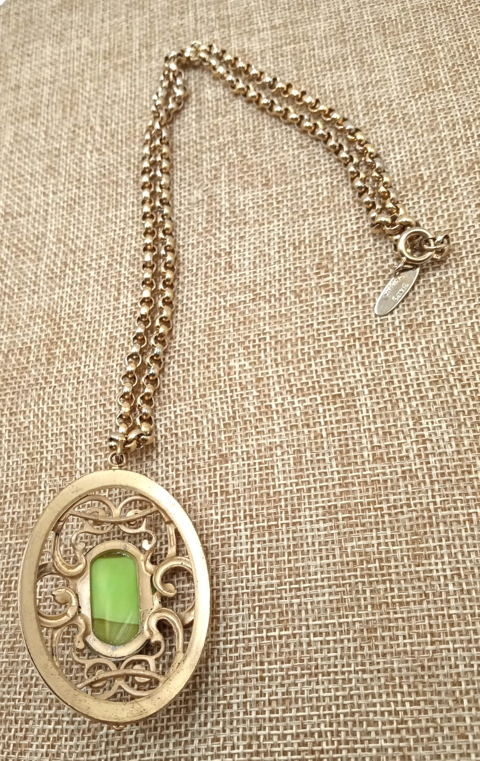 Vtg Whiting and Davis Gold Tone Green Glass Pendant on 21 In Rolo Chain Necklace