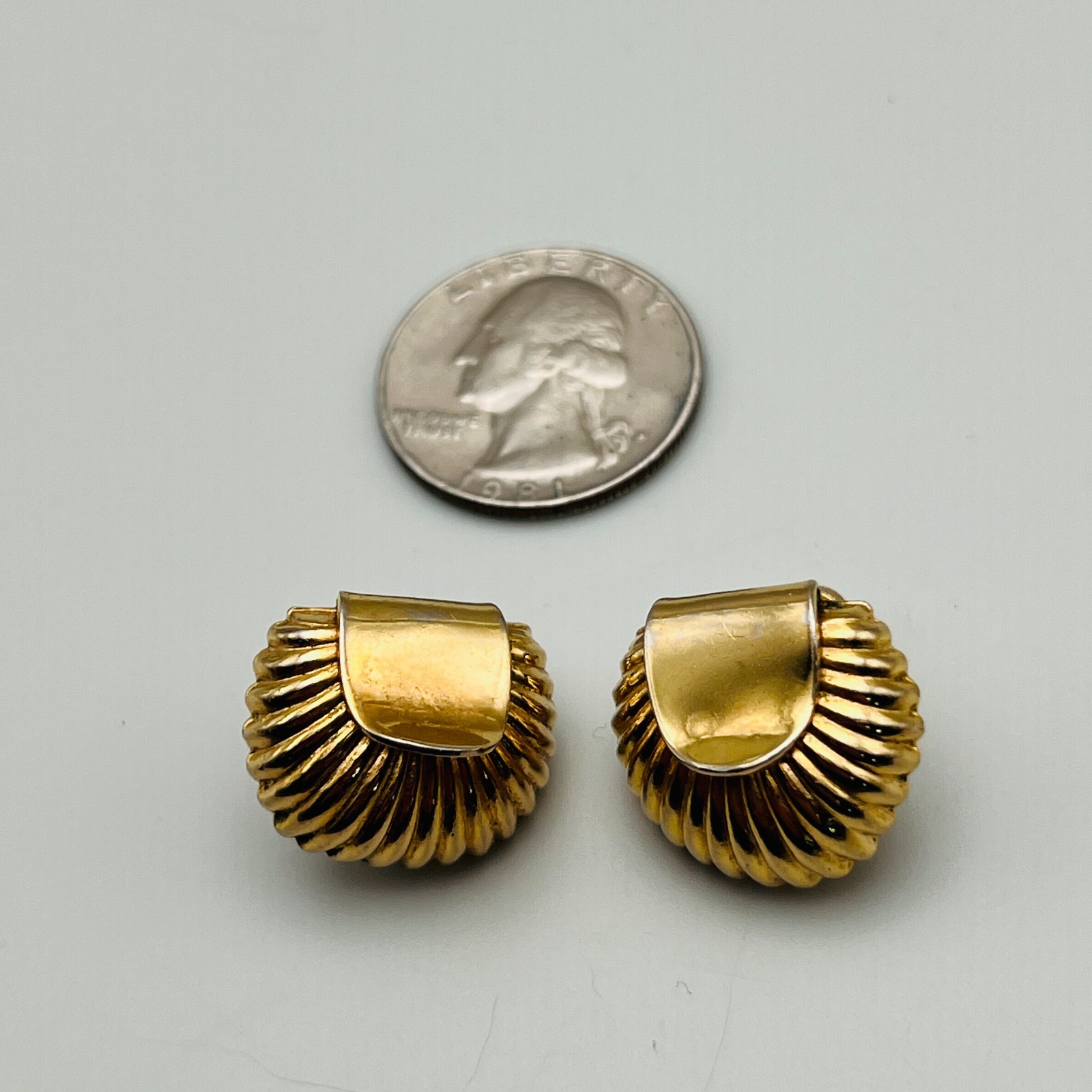 Shell Earrings Gold Tone Ribbed Fan Screw Back Vintage Classic Style