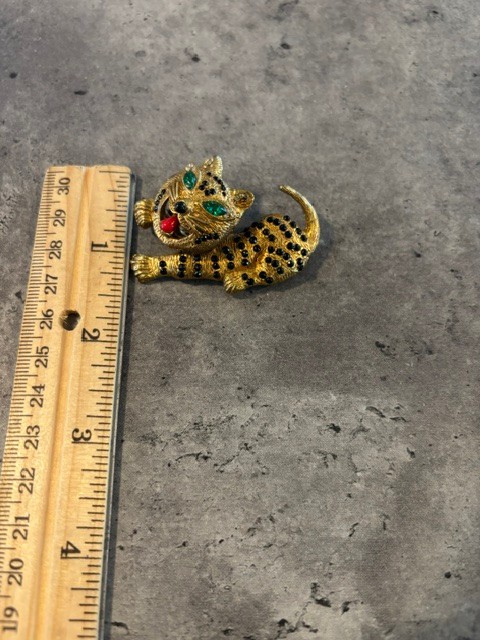 Vintage Gold Tone Leopard Cheetah cat Brooch Black Enamel Green Rhinestone Eyes