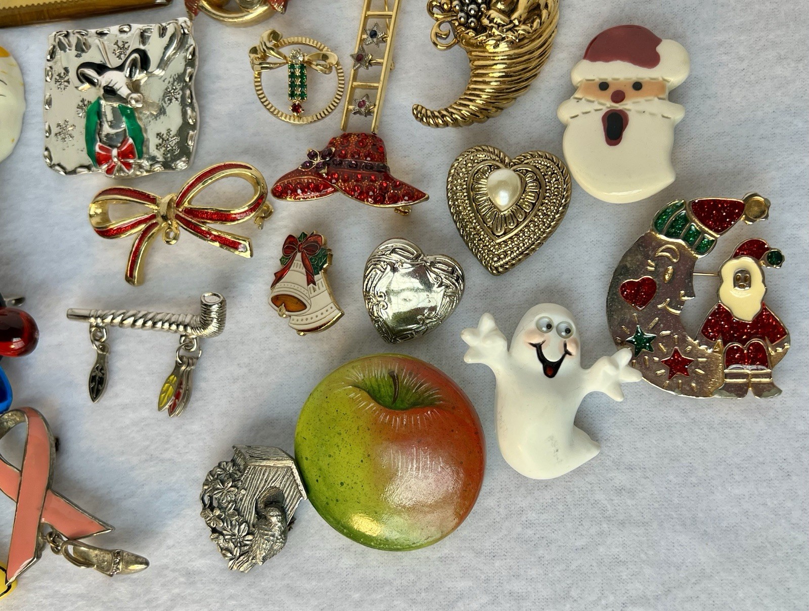 Lot Of 28 Vintage Brooches 9oz Holiday, Figural, Metal, Stone, Plastic Pre Owned