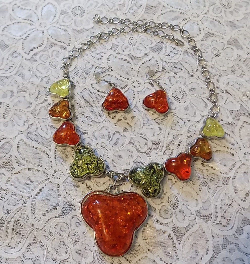 SET OF UNUSUAL VINTAGE GLITTER CONFETTI LUCITE NECKLACE AND PIERCED EARRINGS