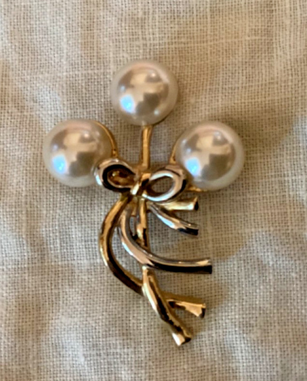 LANDAU PIN/BROOCH. PEARLS AND GOLDTONE AND SILVERTONE.