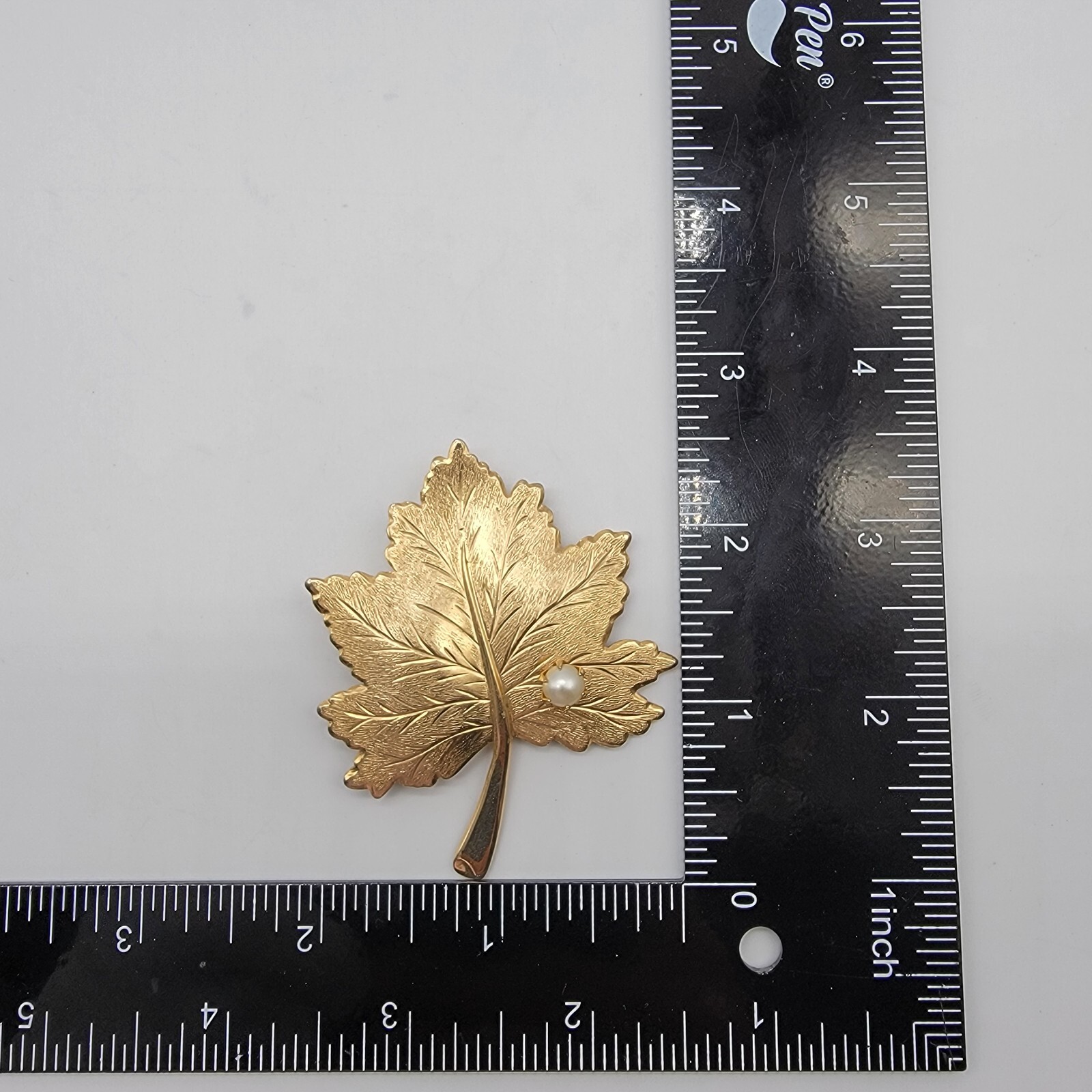VTG Sarah Coventry Maple Leaf Brooch Faux Pearl Gold Tone Simple Cute Classy