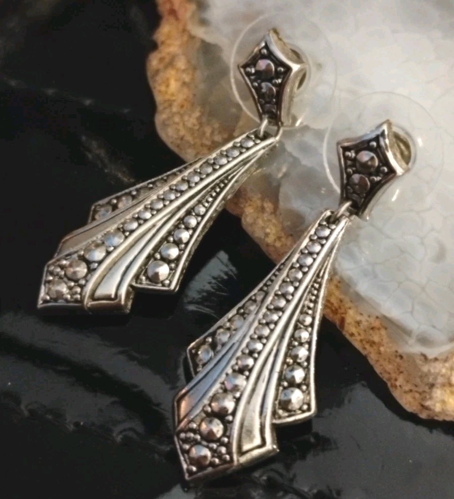 Vtg AVON 1987 “Victorian Elegance” Silvery Art Deco Style 1 3/8″ Drop Earrings!
