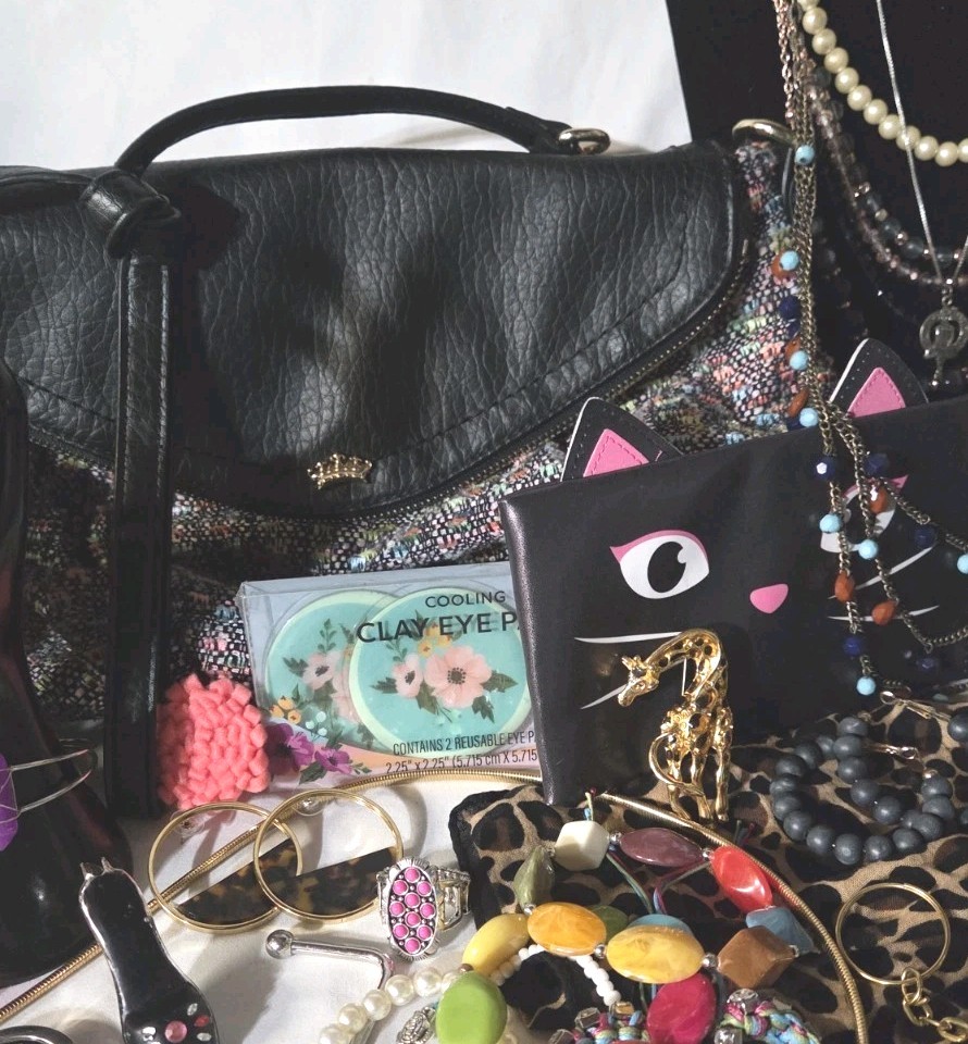 Grandma’s Estate; Jewelry, Trinkets, & Extra Fun Junk! Lot #89