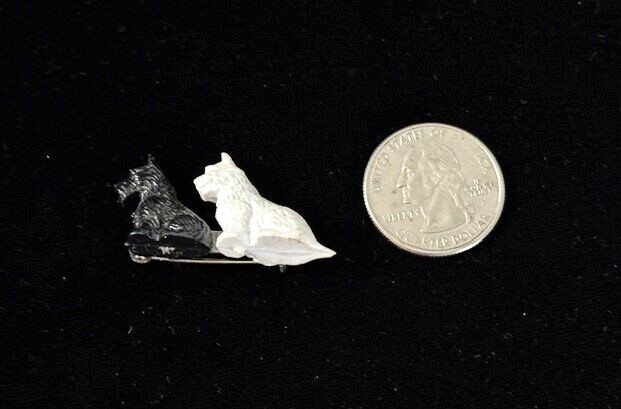 Vintage GREAT BRITAIN Plastic Black White SCOTTY TERRIER DOGS Pin Badge C Clasp