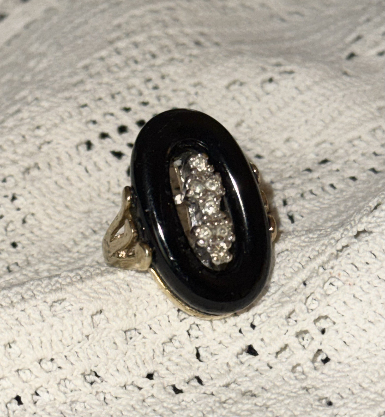 VINTAGE UNCAS 18 KT HGE GOLD PLATED ONYX & RHINESTONE OR ZIRCON RING
