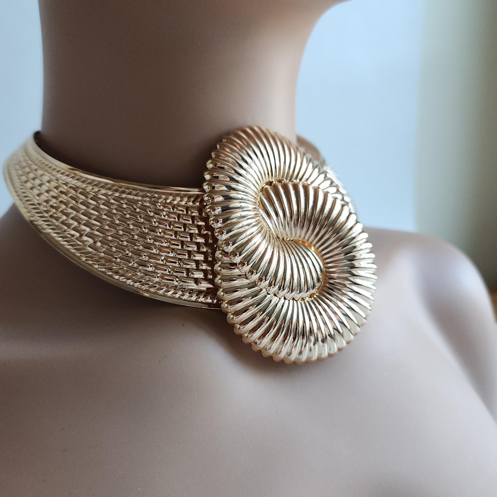 Gold Tone Collar Necklace Statement Knot Center Textured Choker 16–18”