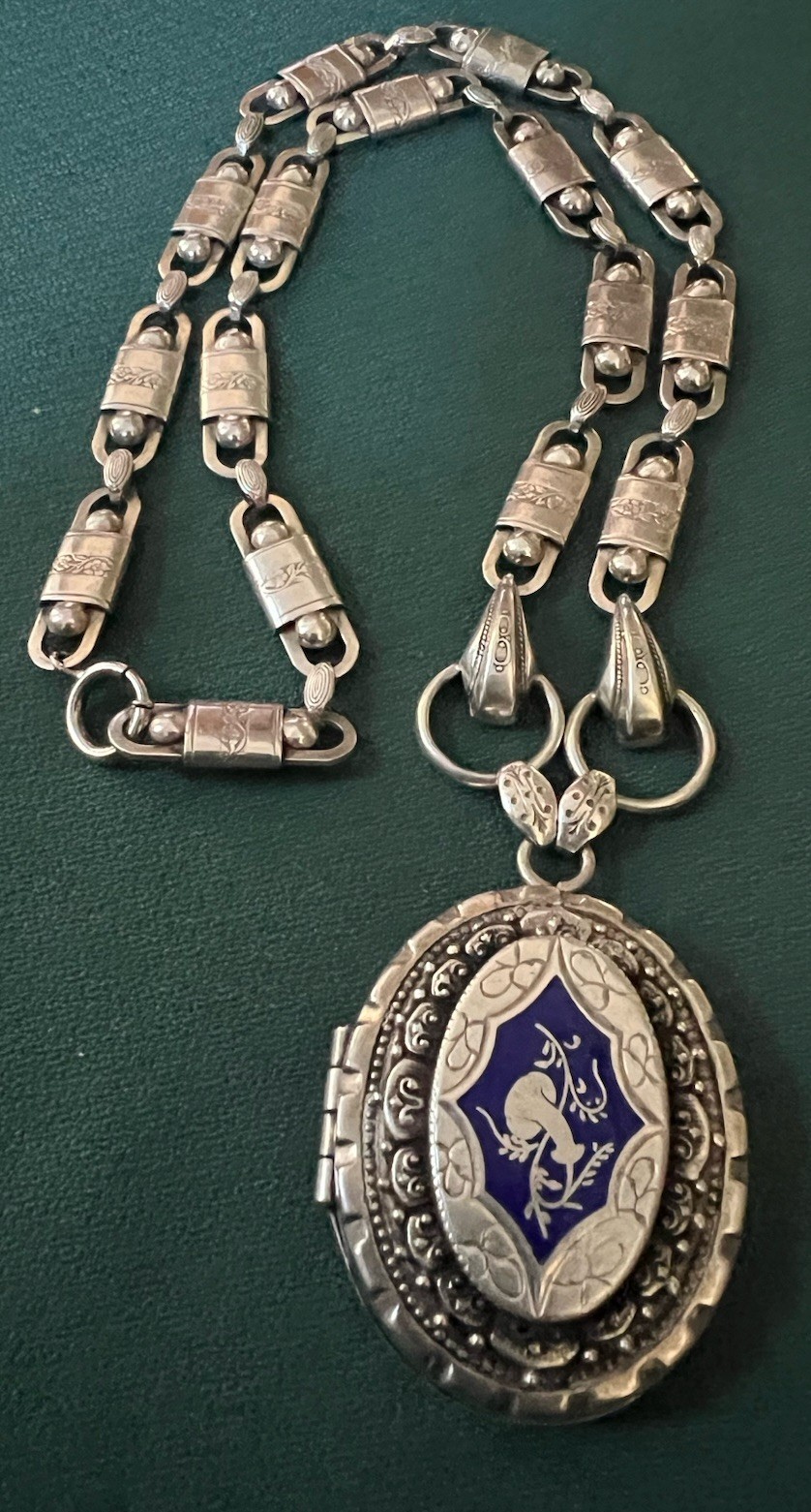 VICTORIAN REVIVAL GORGEOUS ENAMEL LOCKET SILVER TONE FANCY CUT ETCHED LINKS