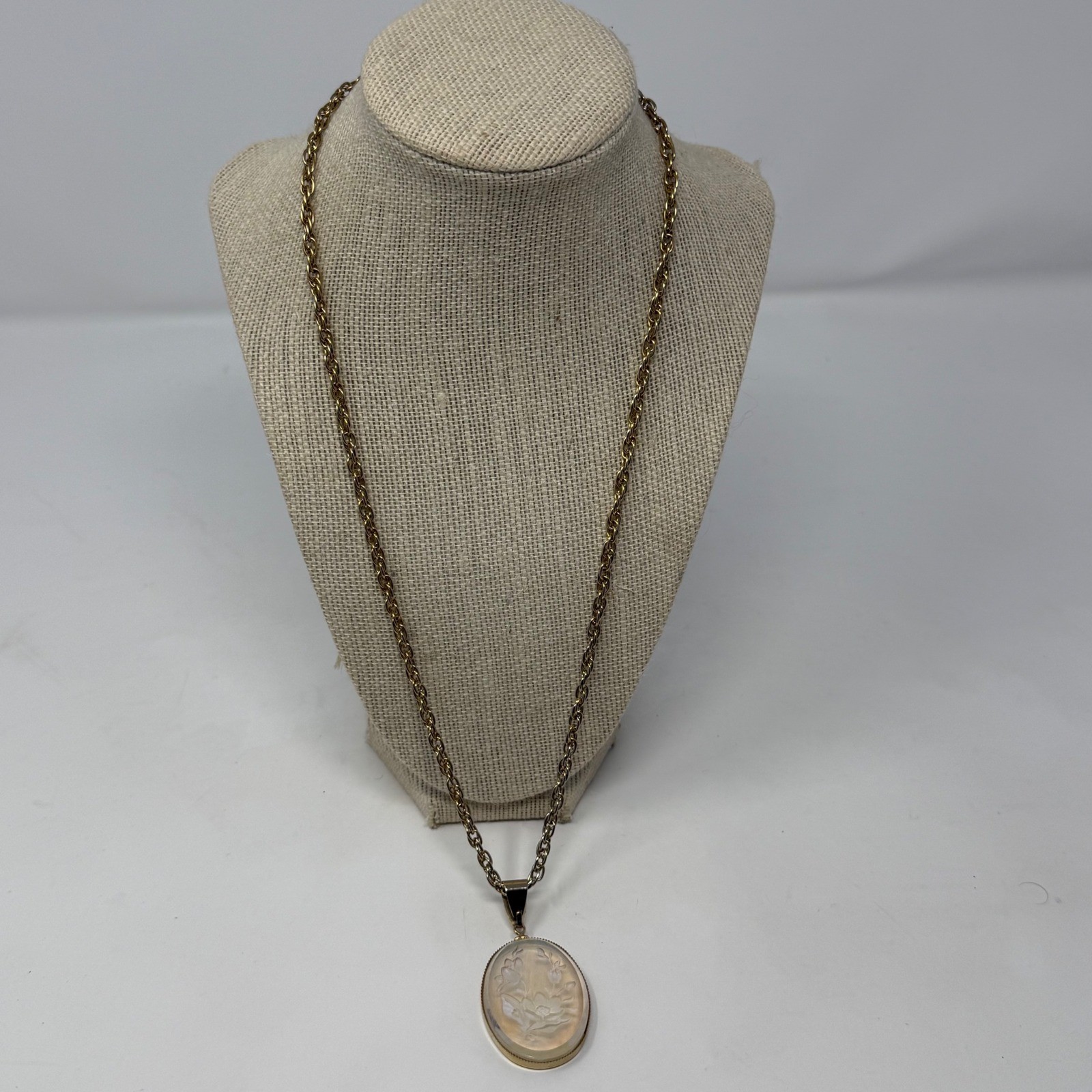 Vintage Gold Tone Floral Intaglio Pendant Necklace Oval Frosted Glass 24 Inch