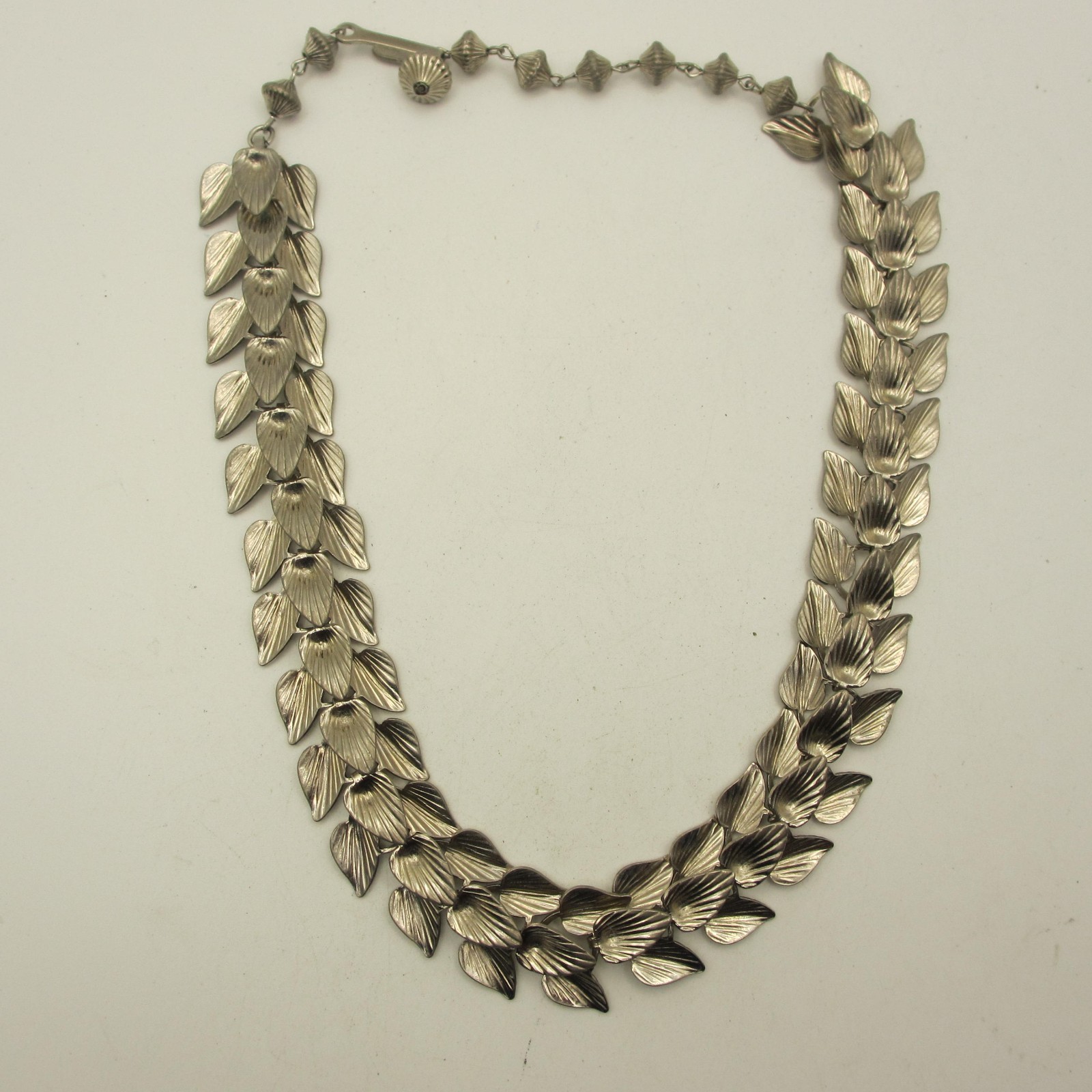 Vintage Ribbed Leaf Necklace Silver Tone Choker 16 Inch