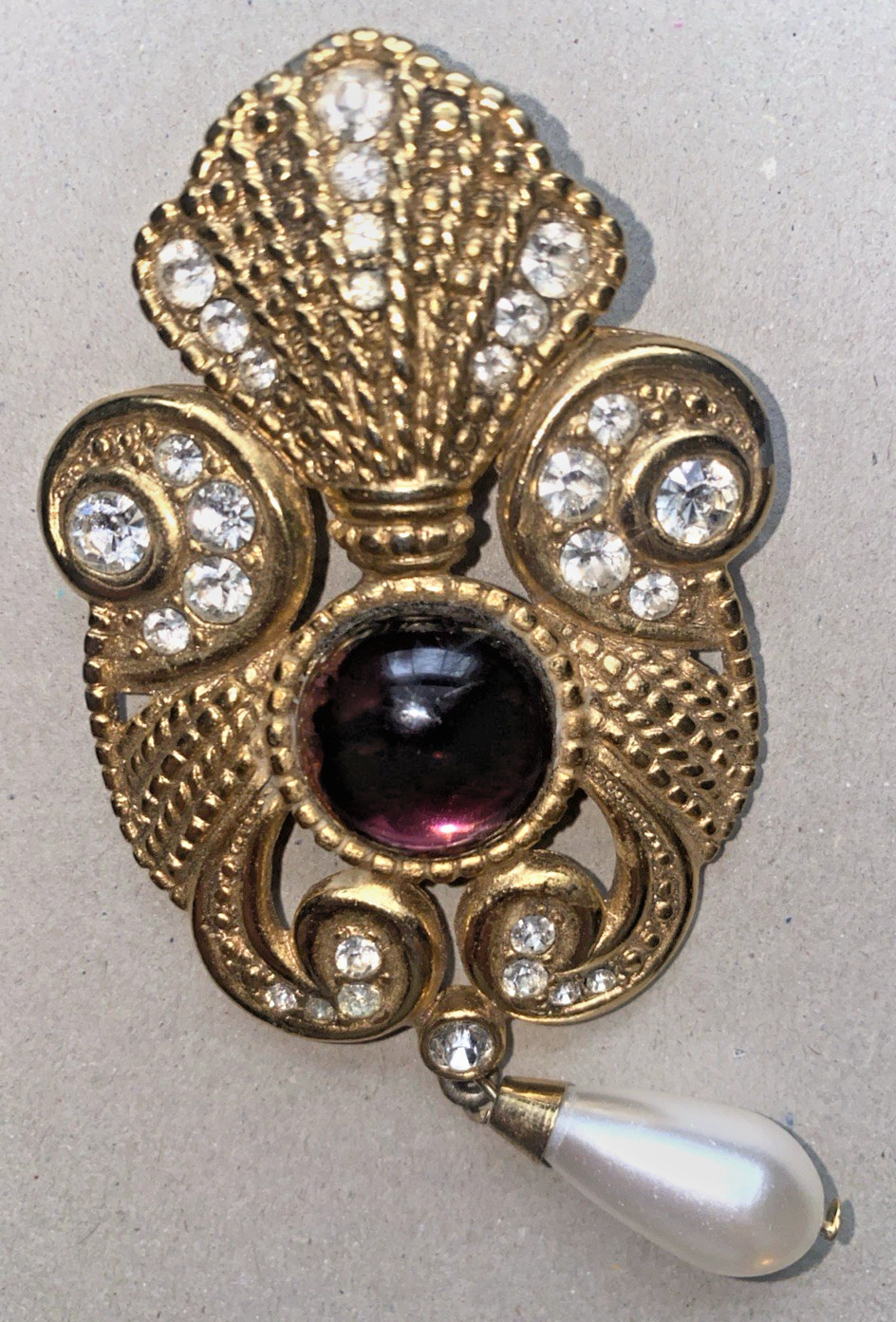 JEFF LIEB AMETHYST CABOCHON GOLD TONE BROOCH with TEARDROP FAUX PEARL VINTAGE