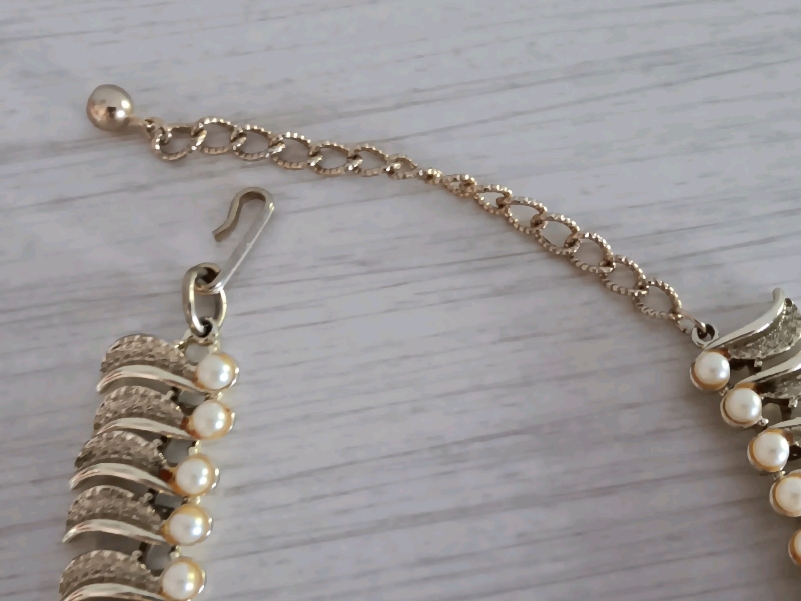 Vintage Kramer Gold-Tone Leaf Design Faux Pearl Necklace 16″ & Bracelet 7″ Set