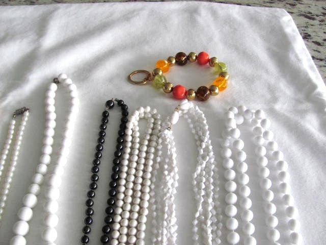 LOT OF 17 PIECES OF VINTAGE COSTUME JEWELRY NECKLACES & BRACELETS ALL WEARABLE