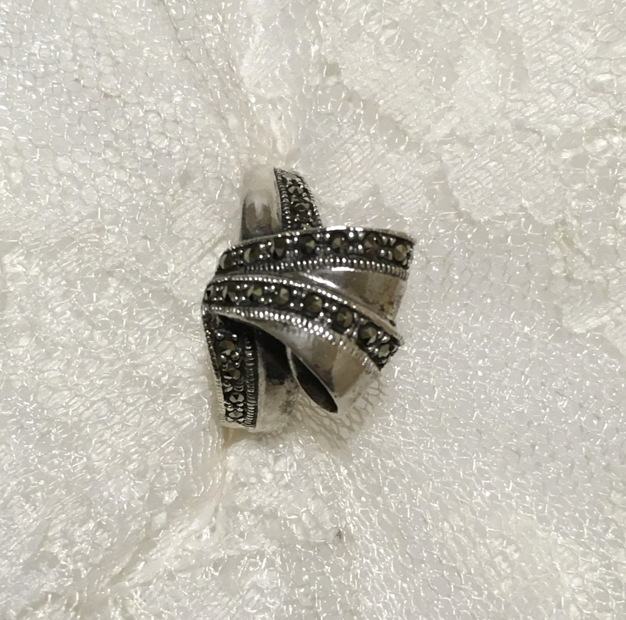 Vintage Sterling Silver Ring Womens Sz 8.25 Ribbon Bow design Marcasite Accents