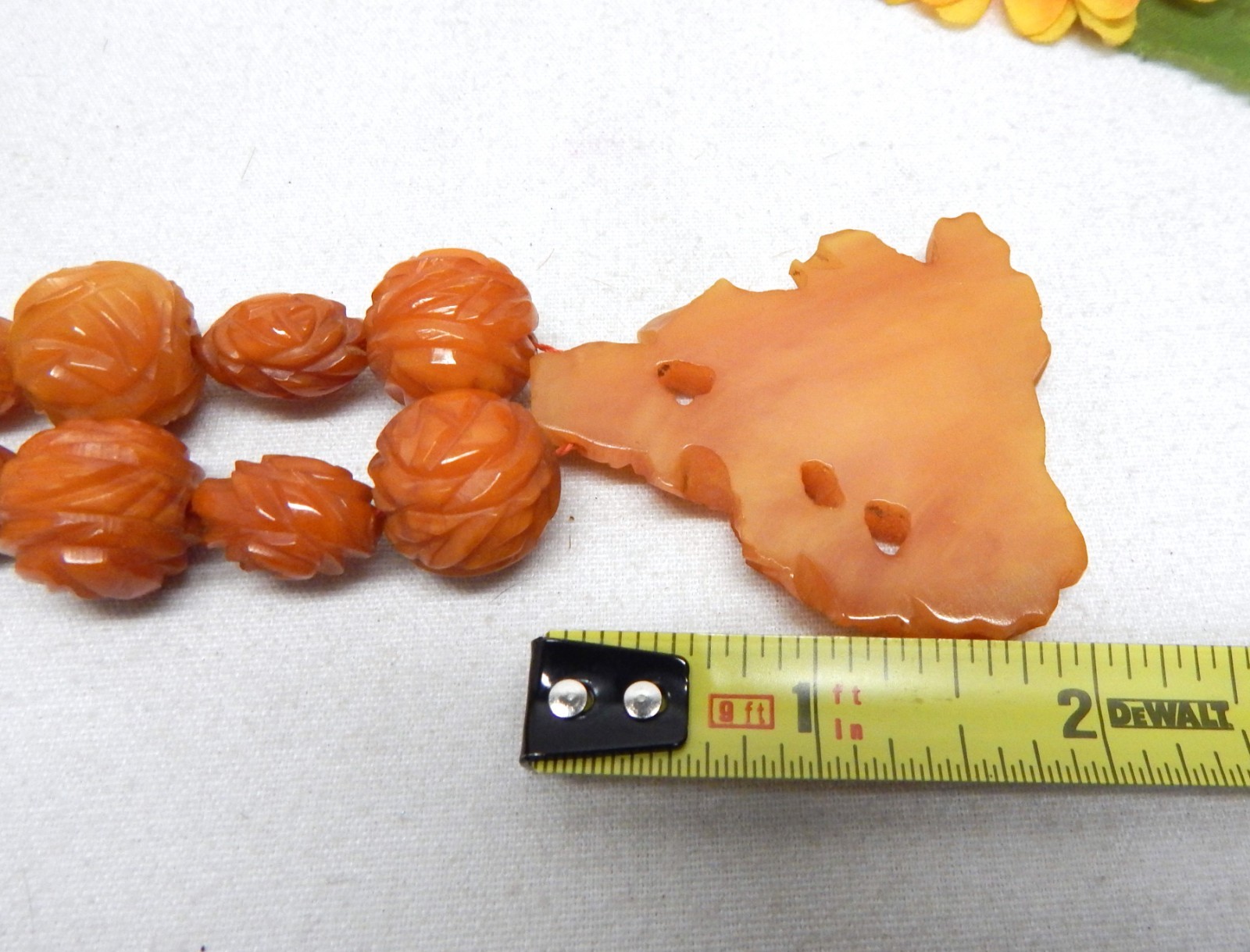VINTAGE CARVED BUTTERSCOTCH BAKELITE BEAD ROSE FLOWER PENDANT NECKLACE 18″