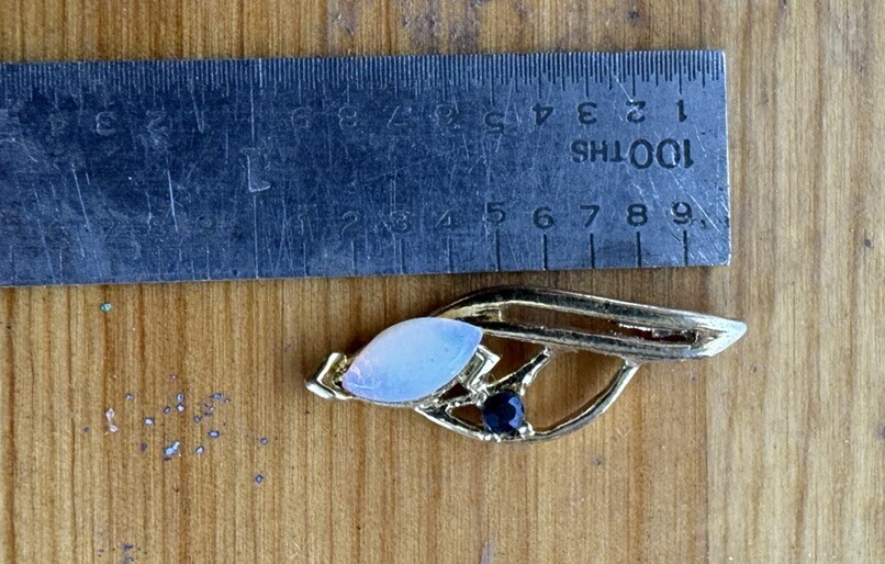 vintage beautiful opal gold tone pendant see pictures