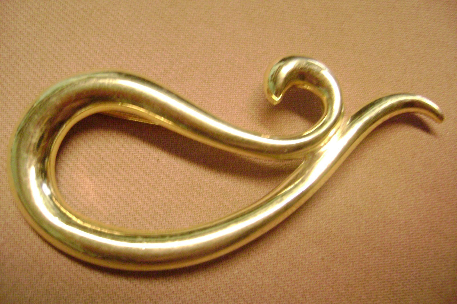 VINTAGE SMOOTH SWIRL SIGNED GOLD TONE BROOCH!!!