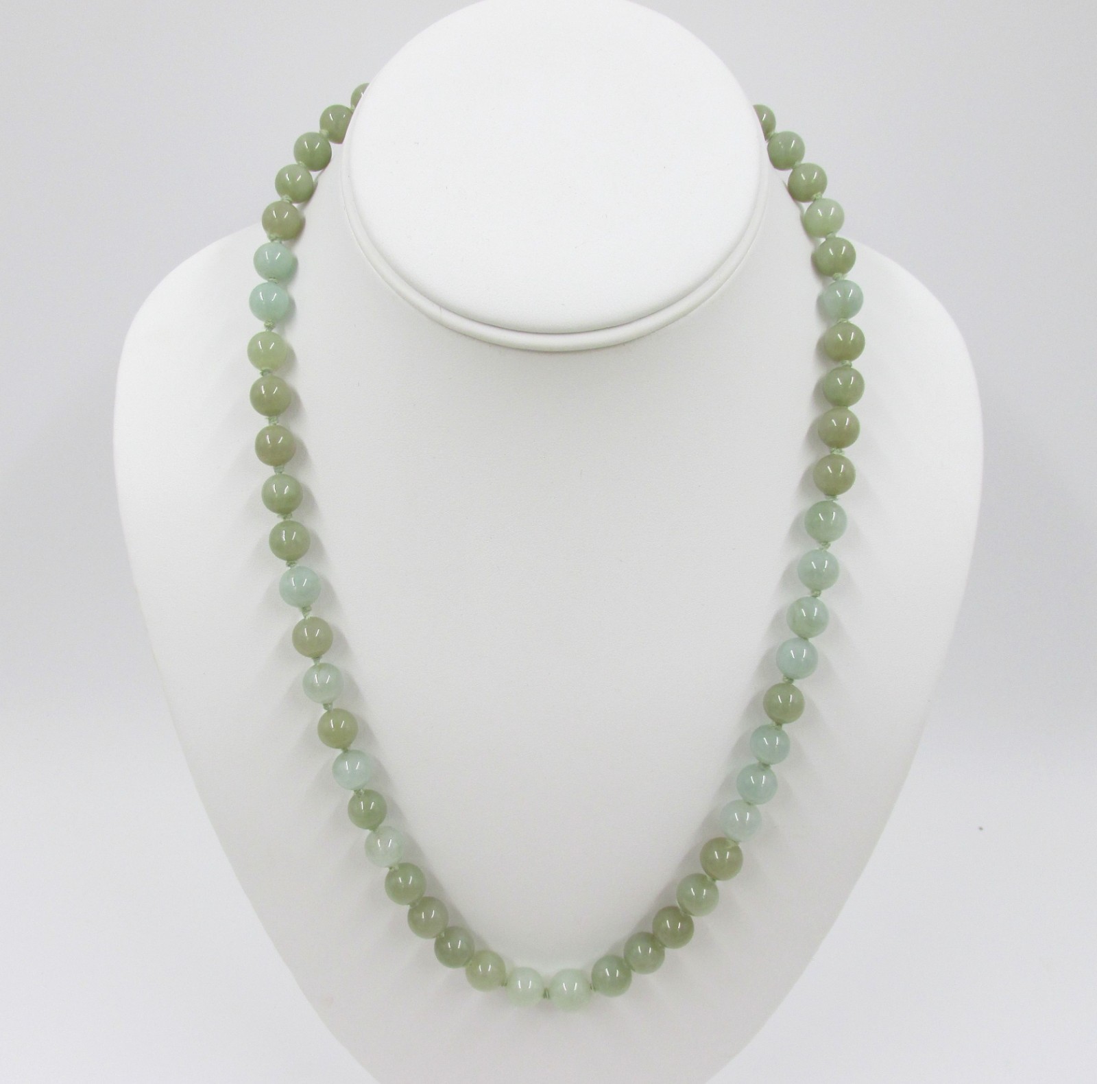 Jade Jadeite Bead Necklace 14K Gold Clasp 22″ Chinese Export Vintage Knotted