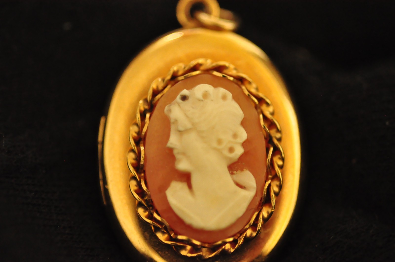 Charming 14K Gold‑Filled Cameo Locket – Victorian Style – 1″ – 8 g – Vintage