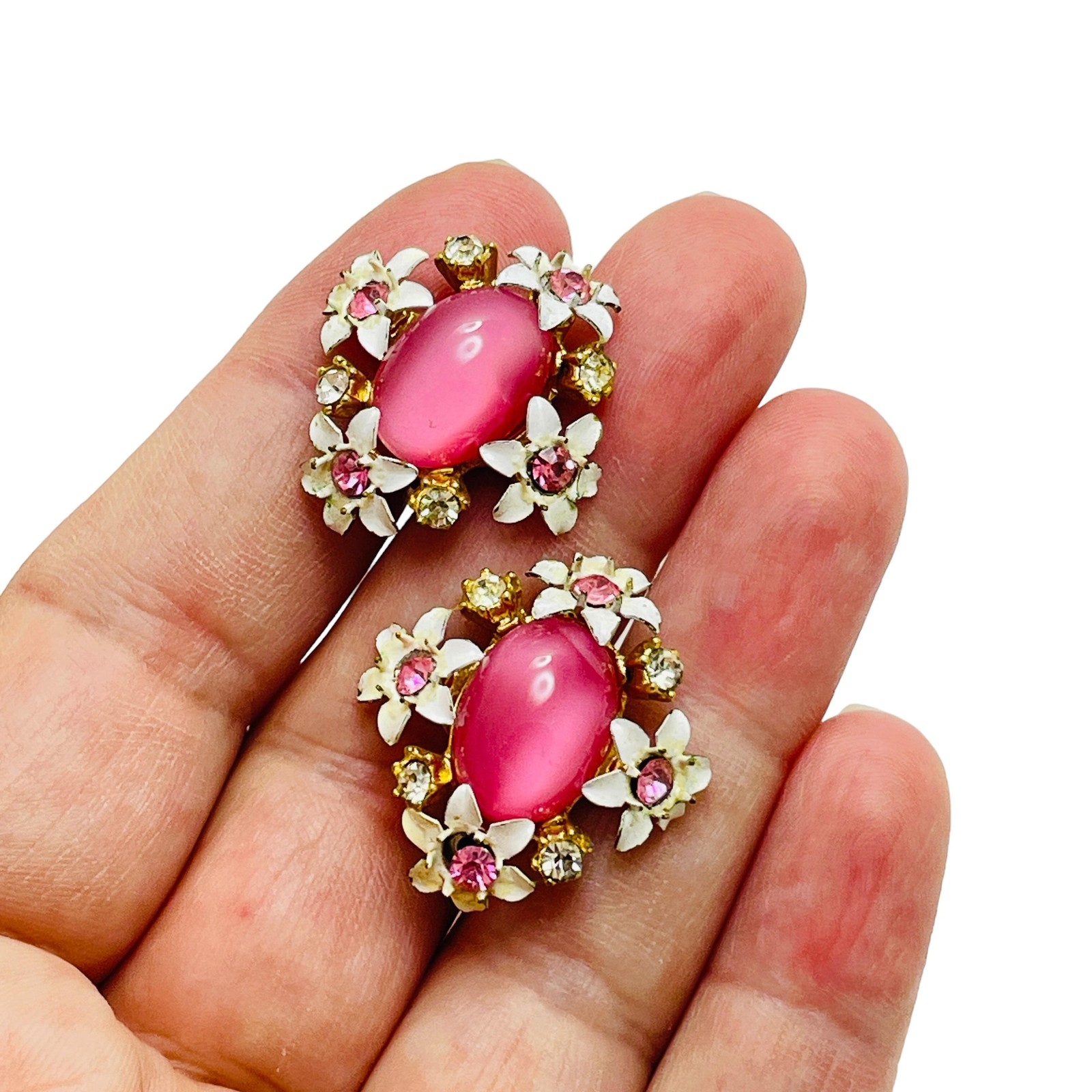 Vintage gold tone pink white flower designer screw back earrings