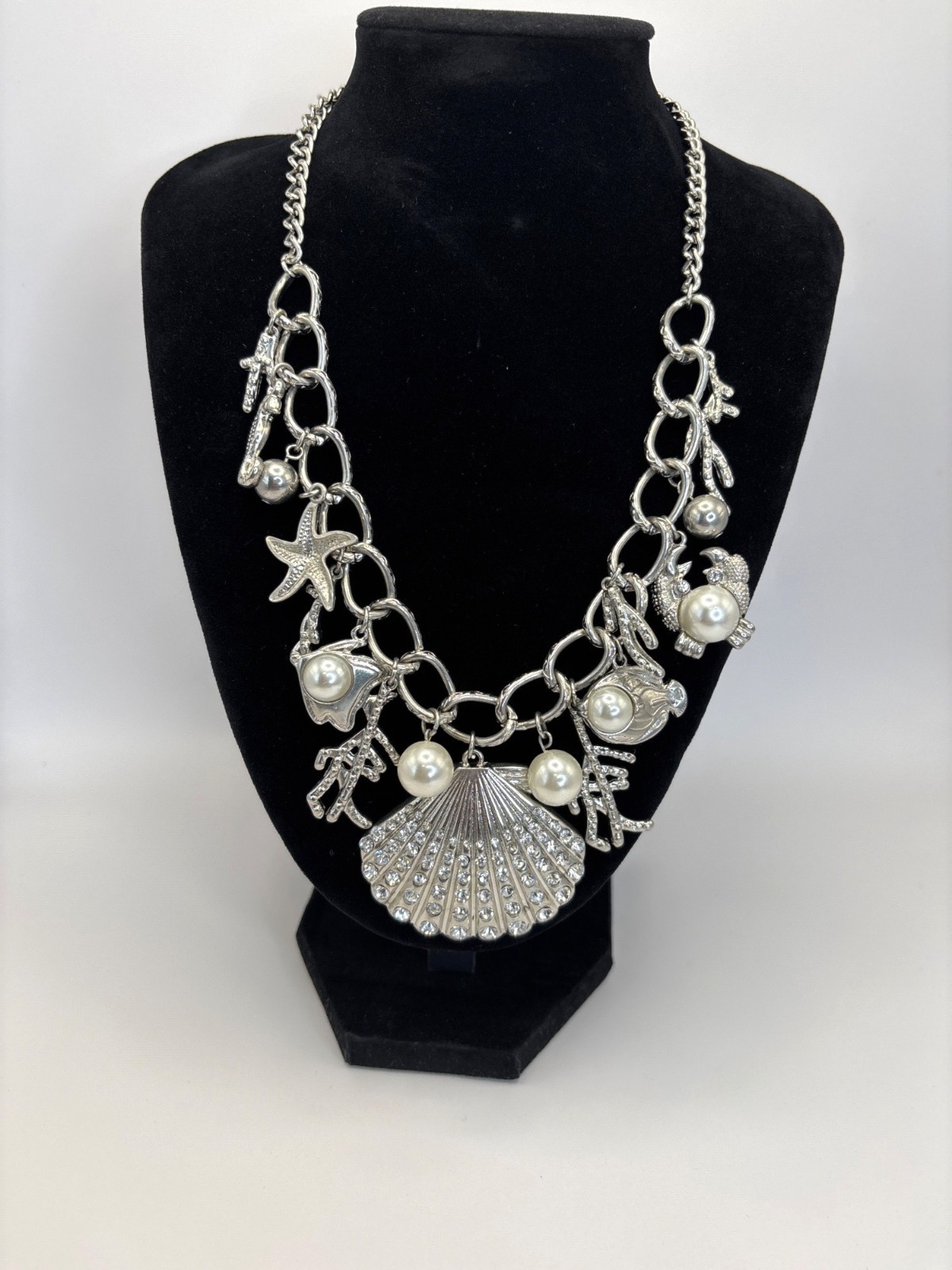 Vintage Silver Tone Chunky Sea Shell Creatures Faux Pearl Charm 18″ Necklace