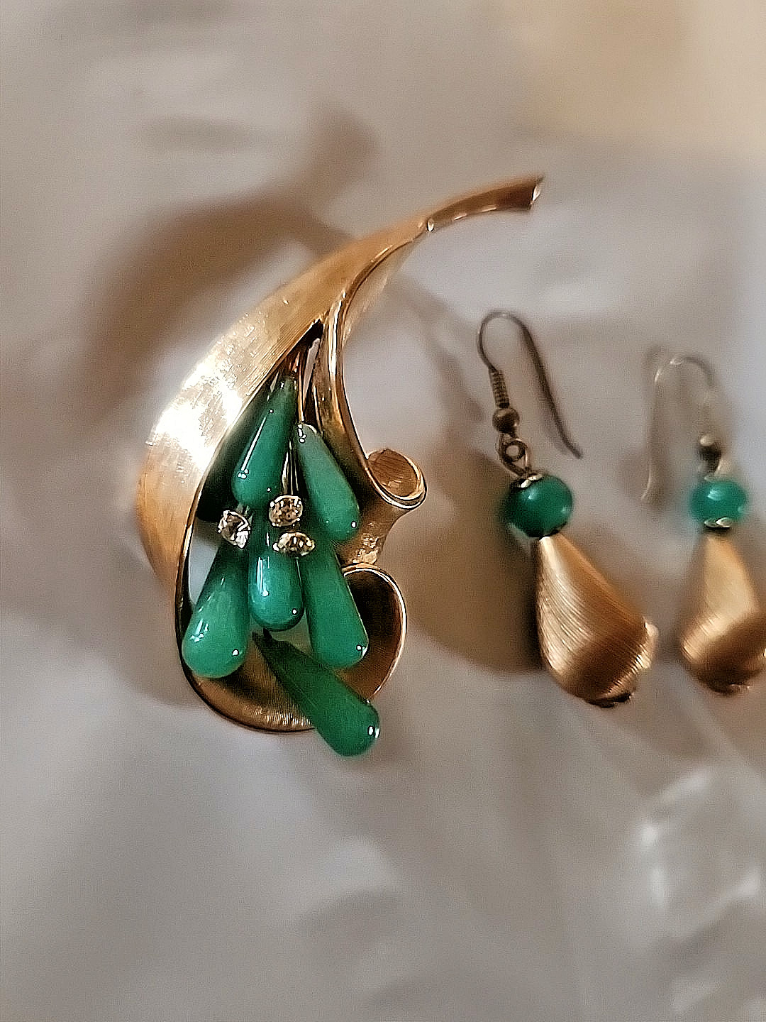 VTG Floral Faux Jade Brooch and Earring Set set in Gold Tone With Green Stones