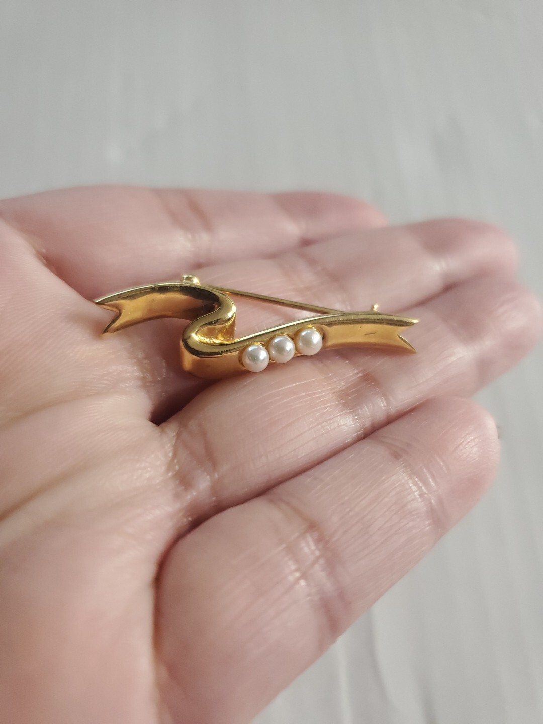 Vintage 1984 Avon Faux Pearl And Gold Tone Pin