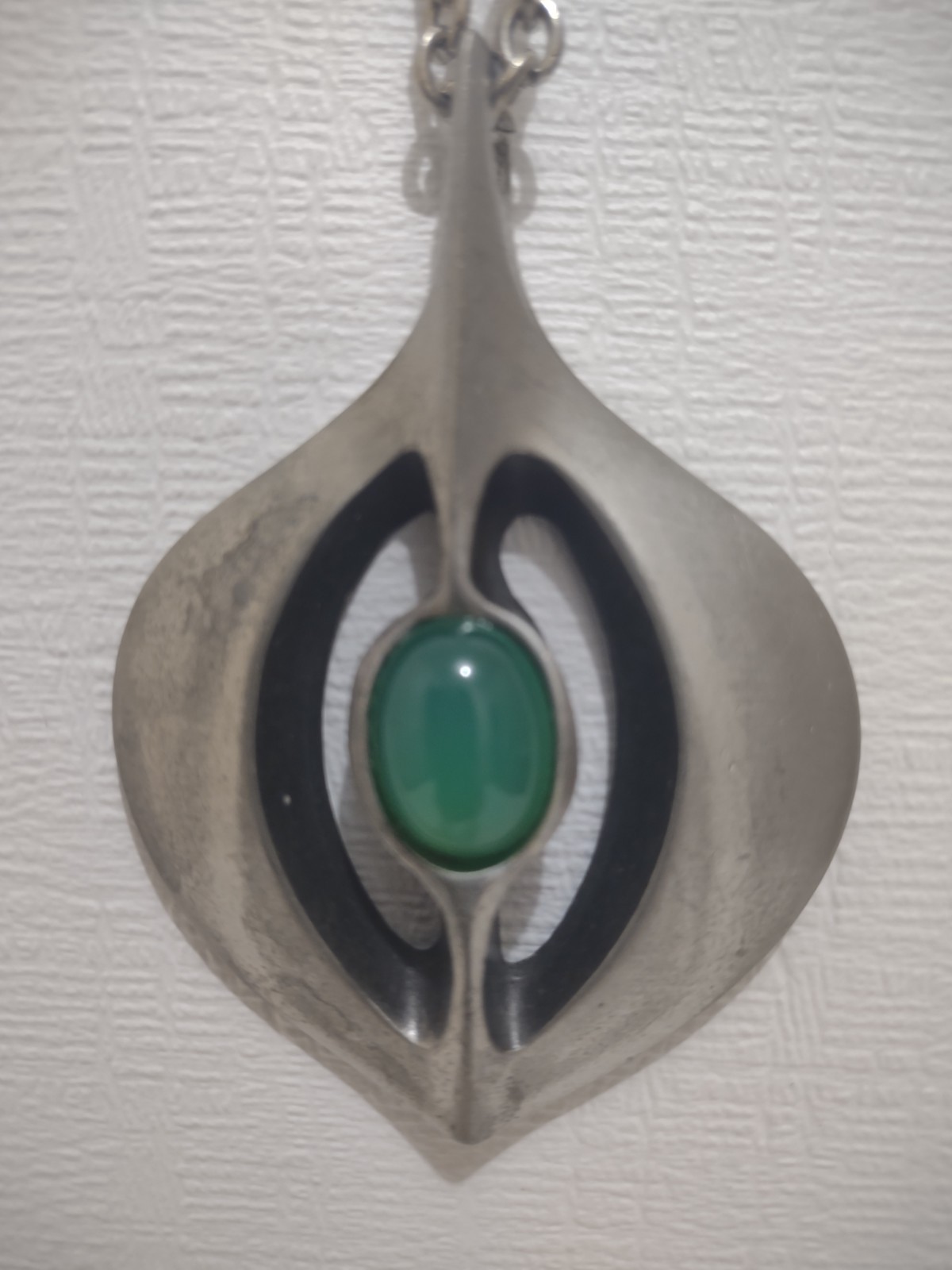 Norsk Tinn Pendant 512 EH Mod Green Stone w Silver Chain Mid Century Vintage