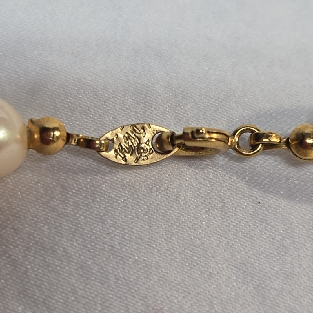 Vtg 1955-1969(C) Trifari Single Strand Pearl Gold Tone Spring Clasped Necklace